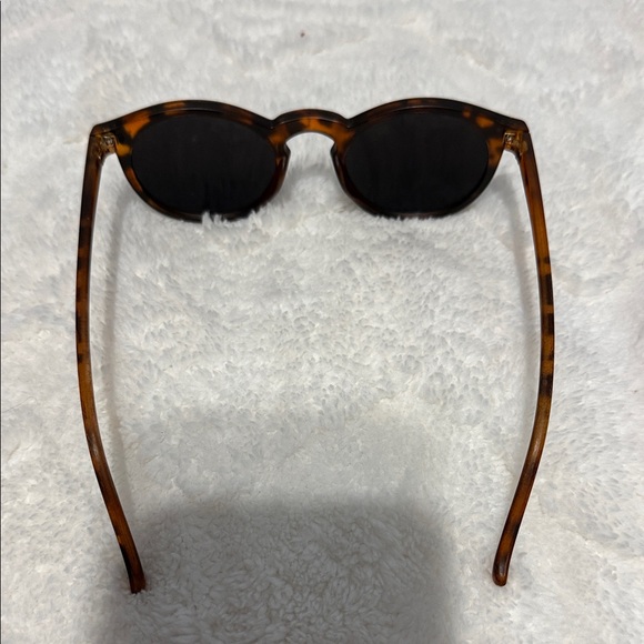 Stylish Tortoise Shell Sunglasses for Men - Picture 4 of 4